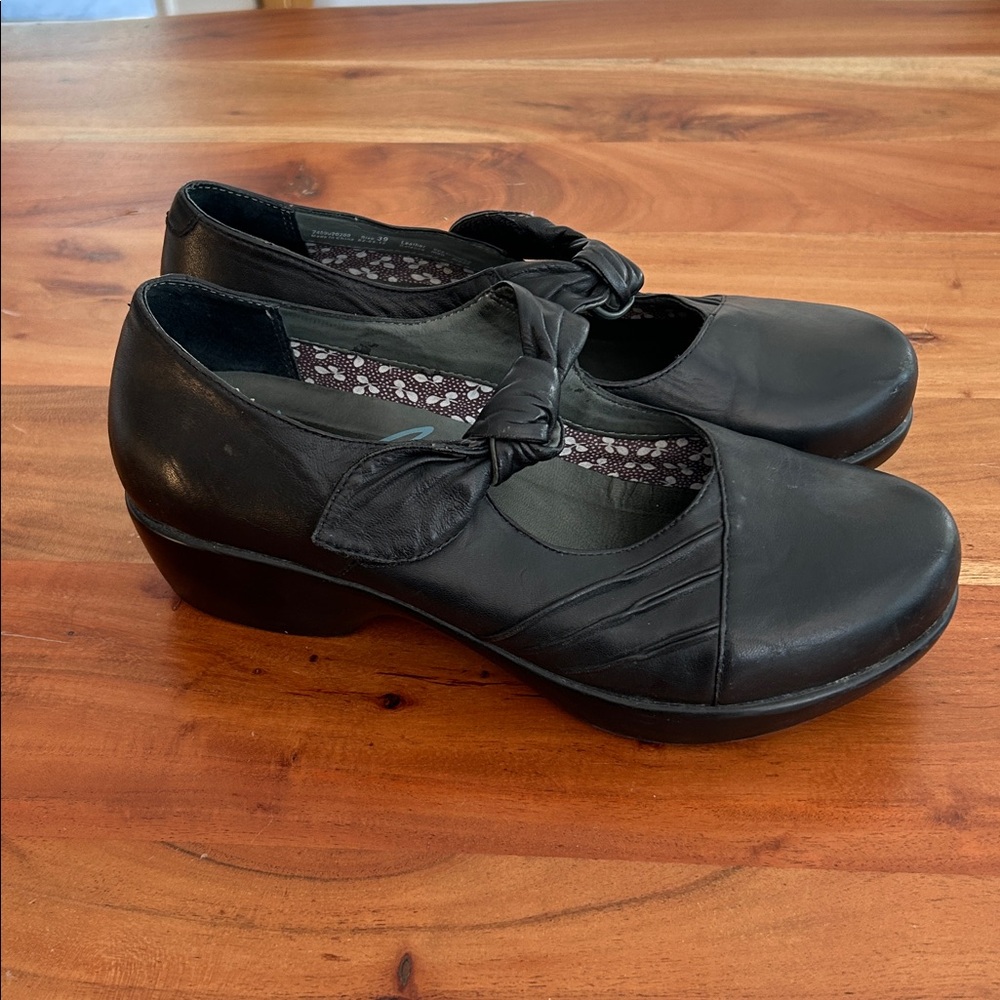 Black Leather Mary Jane Women’s sz 39 Wedge Shoes with Velcro straps